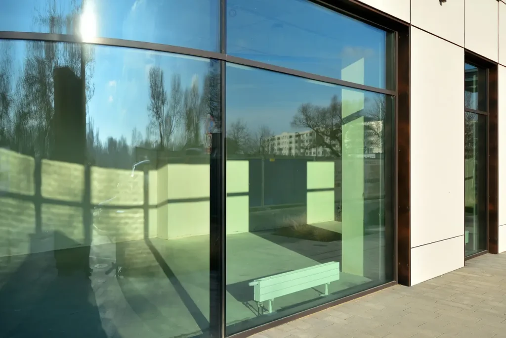 pusty lokal użytkowy w nowym budynku